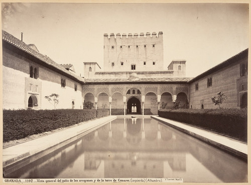 Granada._1107._Vista general del patio de los arrayanes y de la torre de Comares. (izquierda.) (Alhambra)