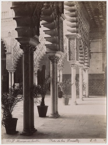 No. 37 Alcazar de Sevilla. Patio de las Doncella