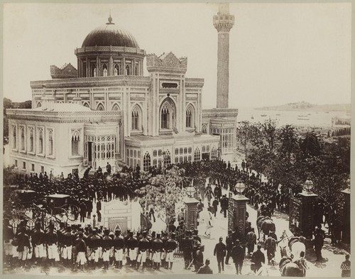 545. [The Selamlık (Sultan's procession to the mosque) at the Hamidiye Camii (mosque) on Friday]