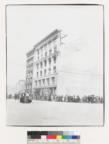 [Relief line at Hale Bros. Inc. department store, Market St. near Sixth.]
