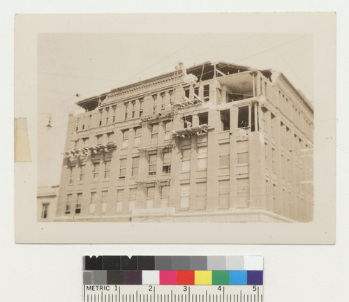 The morning of Apr. 18, 1906. The Central Bank building built in 1895 at the north east corner 14th [Fourteenth] and Bdwy [i.e. Broadway]. Oakland