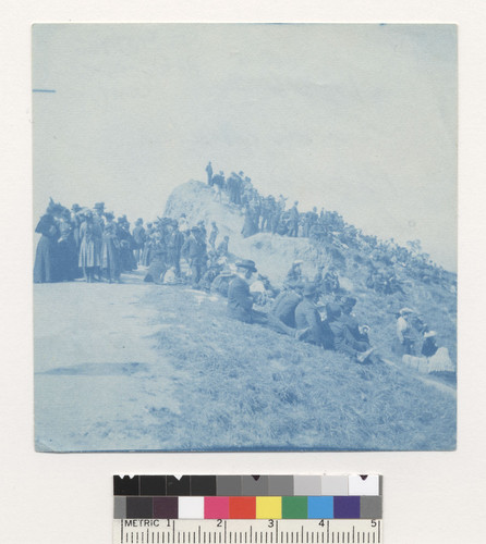 1906 earthquake picture of crowds looking at the burning city from Russian Hill across Gatten's House? [?] on Taylor St. & Vallejo