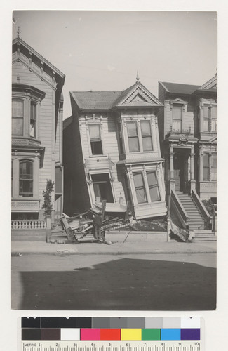 On Scott St. near Sutter. [Tilted house.]