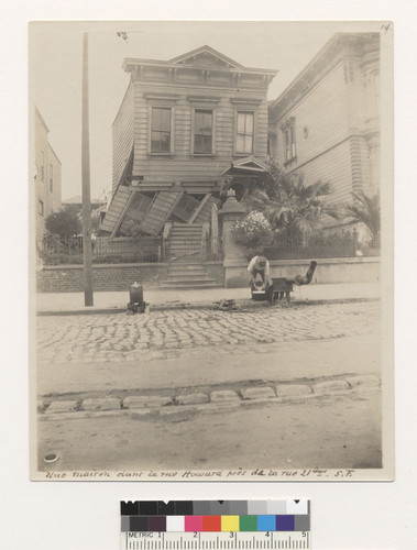 Une maison dans la rue Howard pres de la rue 21eme. S.F. [Tilting house. Howard St. near Twenty-first St. Ehrer material.]