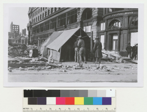 Market St., Stockton to Powell. (800 block.) [Soldiers at tent beside Flood Building.]