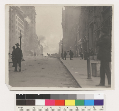 [Soldiers and civilians along Market St. Fire burning in distance. From New Montgomery St.]