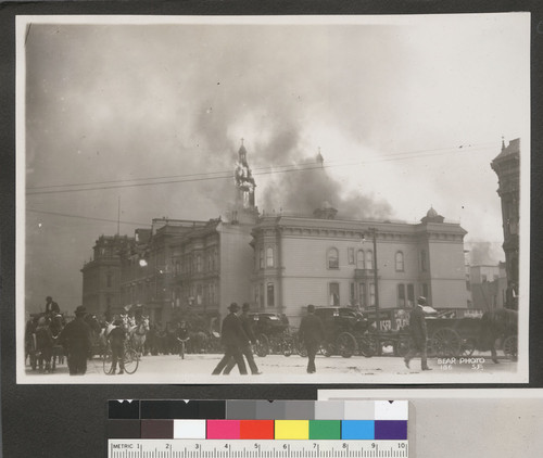 [Burning of towers of St. Ignatius Church and College at Hayes St. near Van Ness Ave.]