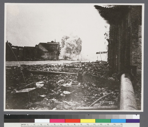 [Fire approaching Central Theatre. Near Eighth and Market Sts.]