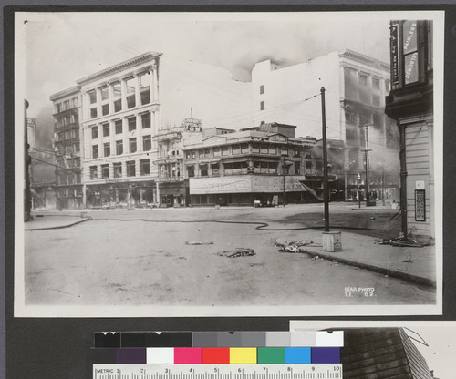 [Hale Bros. department store on fire. Market and Sixth St.]