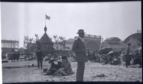 [Beach scene in Long Beach]