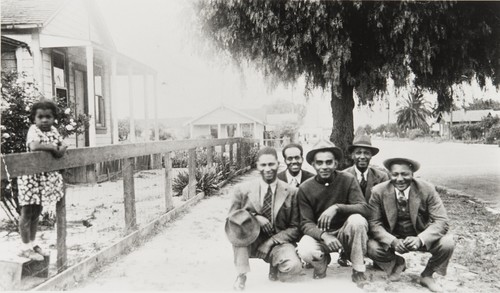 Santa Maria's Gatewood Family and friends : Geraldine Gatewood, the child at the fence, was born in Santa Maria's ten-bed hospital in the 300 block of East Church Street on March 21, 1935