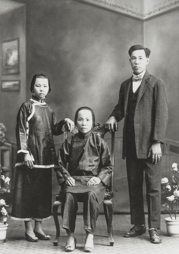 Willie Lee and family, Santa Barbara : early 1900s. Will Lee was the cook for Mr. and Mrs. Edwards