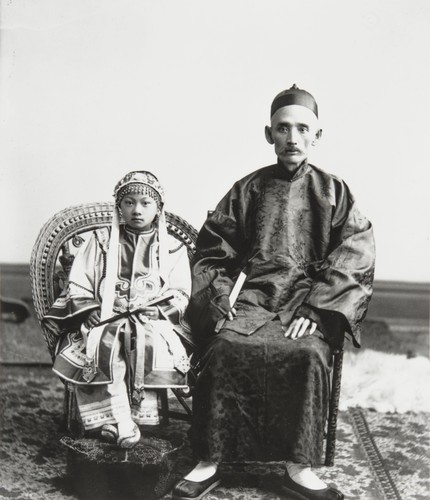 Santa Barbara merchant Hing Lee and his granddaughter : about 1900. Hing Lee & Co. retail was at 16 E. Canon Perdido, Santa Barbara