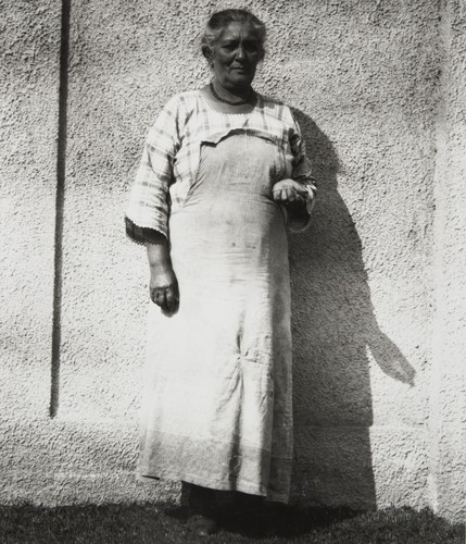 Mary Ann Hall (née Jenkins), daughter of Dorotea, a Ventureño Chumash woman, and great granddaughter of Maríano Wataitset, chief of Mugu : 1923