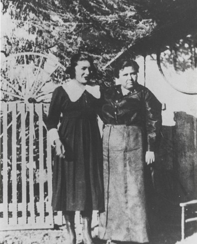 Isabel Arellanes (née Tumamait) with her mother, María Basilisa Tumamait : ca. 1920