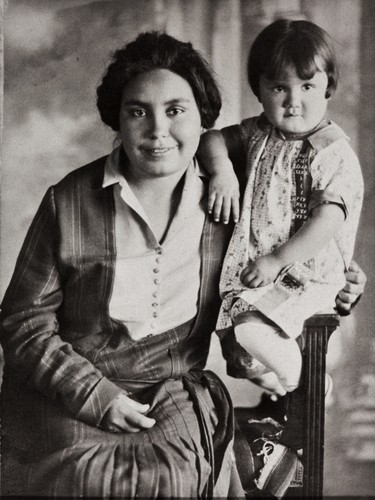 Luisa McLean (née Cordero), Barbareño Chumash descendant, and her daughter, Edna : 1925