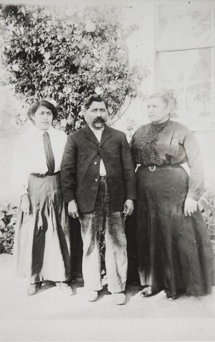 Left to right: Mary Domínguez and her parents, Manuel Domínguez and Isidora Domínguez (née O-Brien) : ca. 1918