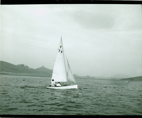 View of a sailboat on Puddingstone Lake at Frank G. Bonelli Regional Park