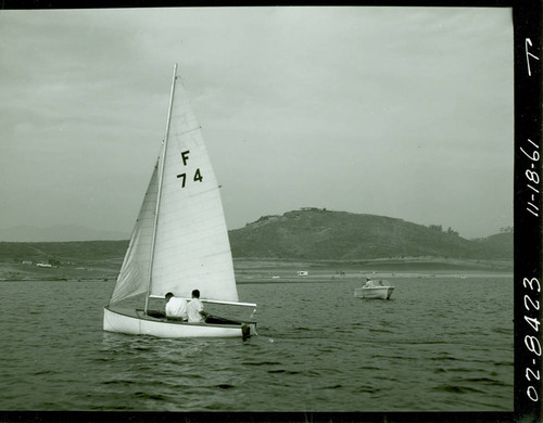 View of a sailboat on Puddingstone Lake at Frank G. Bonelli Regional Park