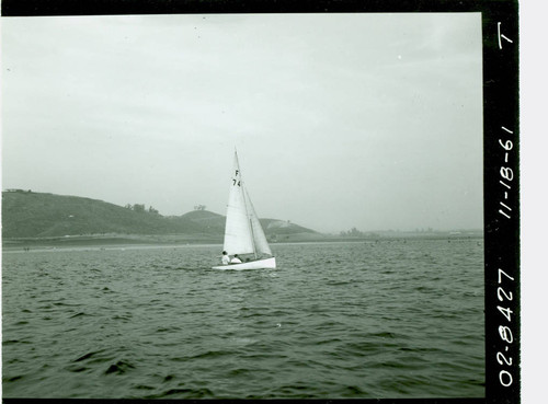 View of a sailboat on Puddingstone Lake at Frank G. Bonelli Regional Park