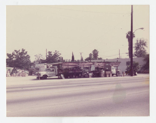 Front view of G&G Produce stand, Los Nietos, California