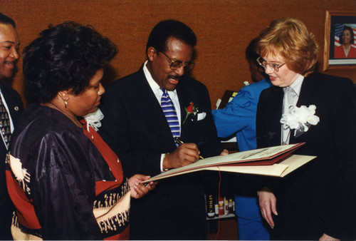 Johnnie Cochran with Librarians at African American Living Legends Program