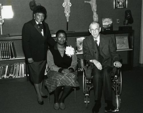 Gloria Naylor and Others Pose for Photo