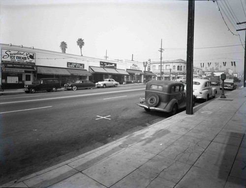 Steet view along Lake Boulevard, Pasadena, California
