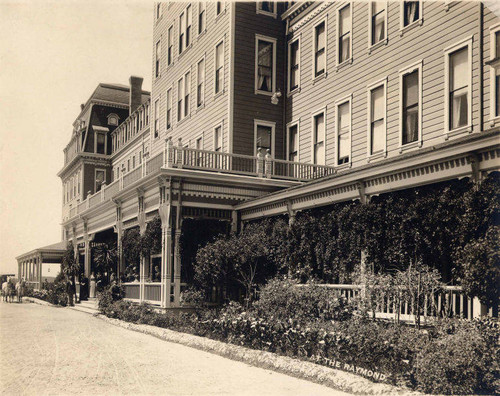 Raymond Hotel Veranda