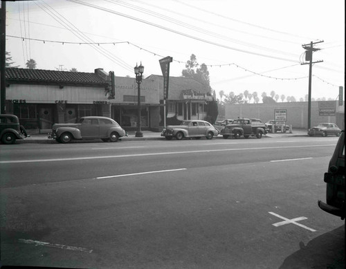 Businesses along N. Lake Street in Pasadena