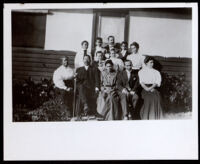 Group portrait with the Alva Curtis Garrott family, Glendale, circa 1907