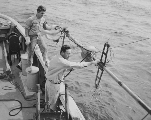 Robert Floyd Dill and Roger Revelle rigging a Kullenberg piston core sampler. Midpac Expedition, 1950