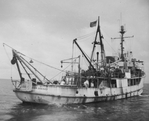 A very worn out and tired looking Horizon as she approaches the fuel barge in Kwajalein Atoll