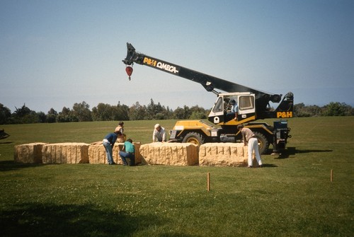 UNDA: view of installation process: stone blocks and crane