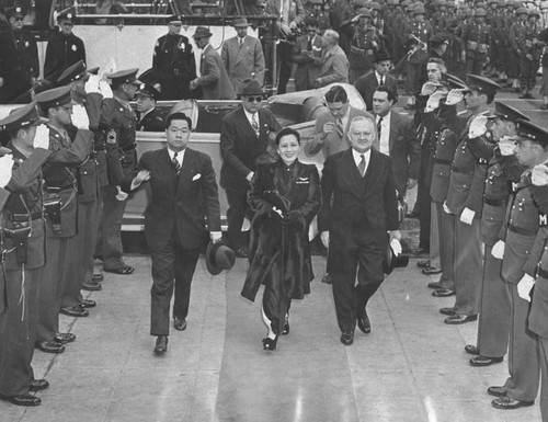 Madame Chiang Kai-shek and Mayor Bowron arrive at City Hall