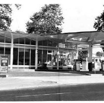 Exterior photograph of unidentified gas station with sign reading "Richlube Motor Oil"