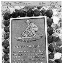 View of the plaque marking "The Dogtown Nugget" symbolizing the discovery of the first large gold nugget in California, found near Willard Gulch, Butte County