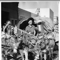 Orville Ewing has traveled from the Atlantic to Pacific Coasts and from Canada to Mexico. He gave up oil painting because the paint affected his health. He started pencil sketching in 1938