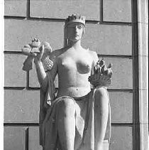 Stauary on Library & Courts building