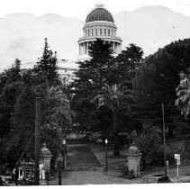 View of the northside of the California State Capitol building and the L Street enterance to Capitol Park. Note the vendor's cart on the left