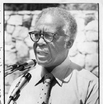 Dr. Paul Lawrence speaking in William Land Park in Sacramento