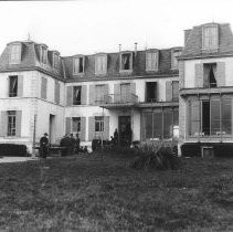 Soldiers standing in front of a hotel