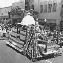 Harmony Square Dance troupe float in parade