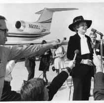 Actress Jan Clayton urged women alcoholics to seek immediate help for their problem