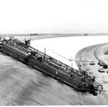 Slipform paving train