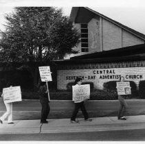 Animal rights supporters protest the "Baby Fae" baboon heart transplant