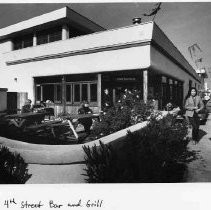 First-class lunches and dinners at the Fourth Street Bar and Grill