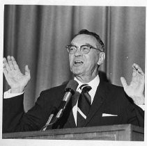 Frank MacBride, prominent Sacramento realtor, receives award from Sacramento Metropolitan Chamber of Commerce