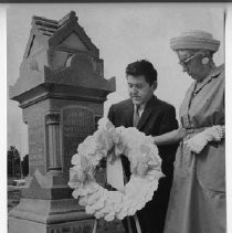 Jack L. Odbert and Mrs. Andrew Johnson, members of the Ann Land and Bertha Henschel Memorial Fund Commission, placed a wreath at the tomb of Miss Henschel