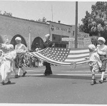 Children in colonial costumes in a parade